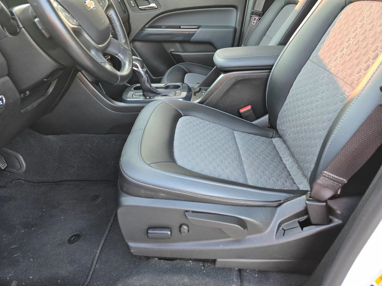 Used 2022 Summit White Chevrolet Z71 image 10