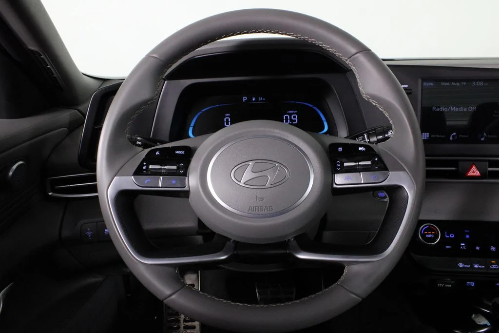 Used 2025 White Hyundai SEL Sport image 25