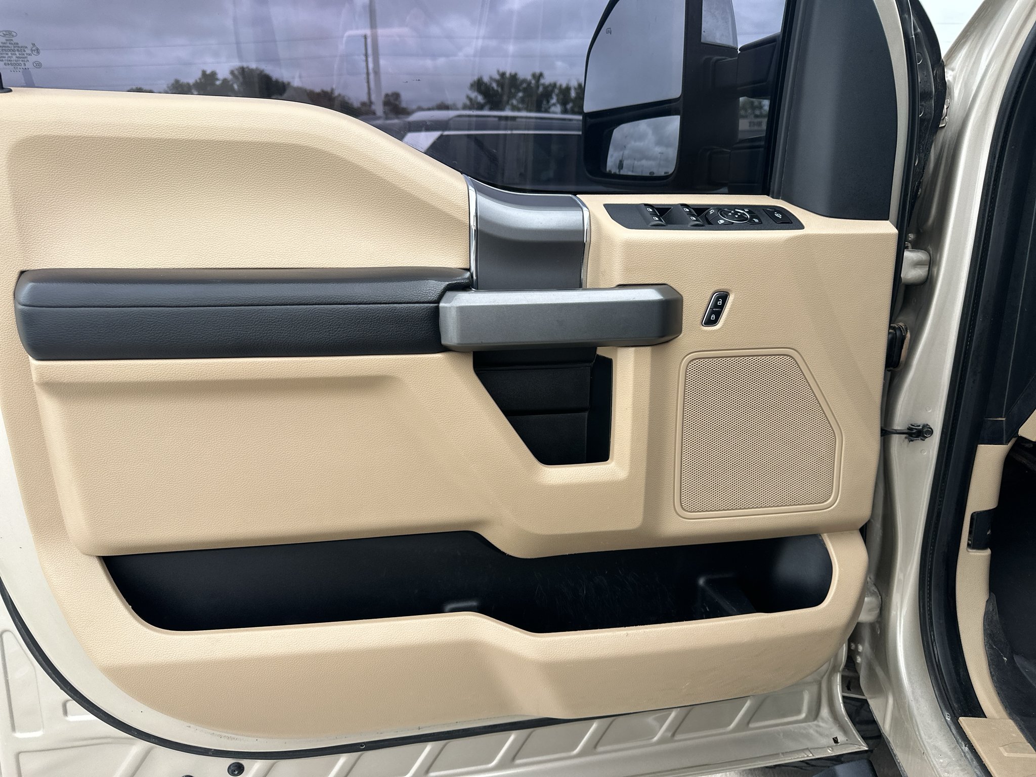 Used 2017 White Gold Metallic Ford XLT image 16