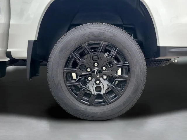 New 2026 Summit White Chevrolet WT image 30