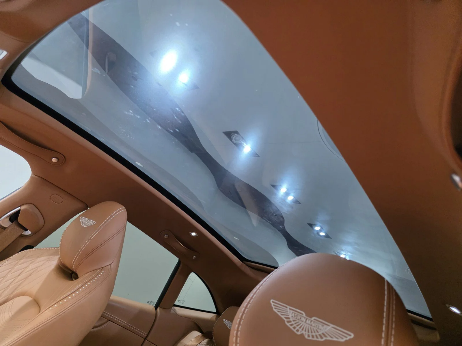 Used 2022 Stratus White Gloss Aston Martin 550 image 17