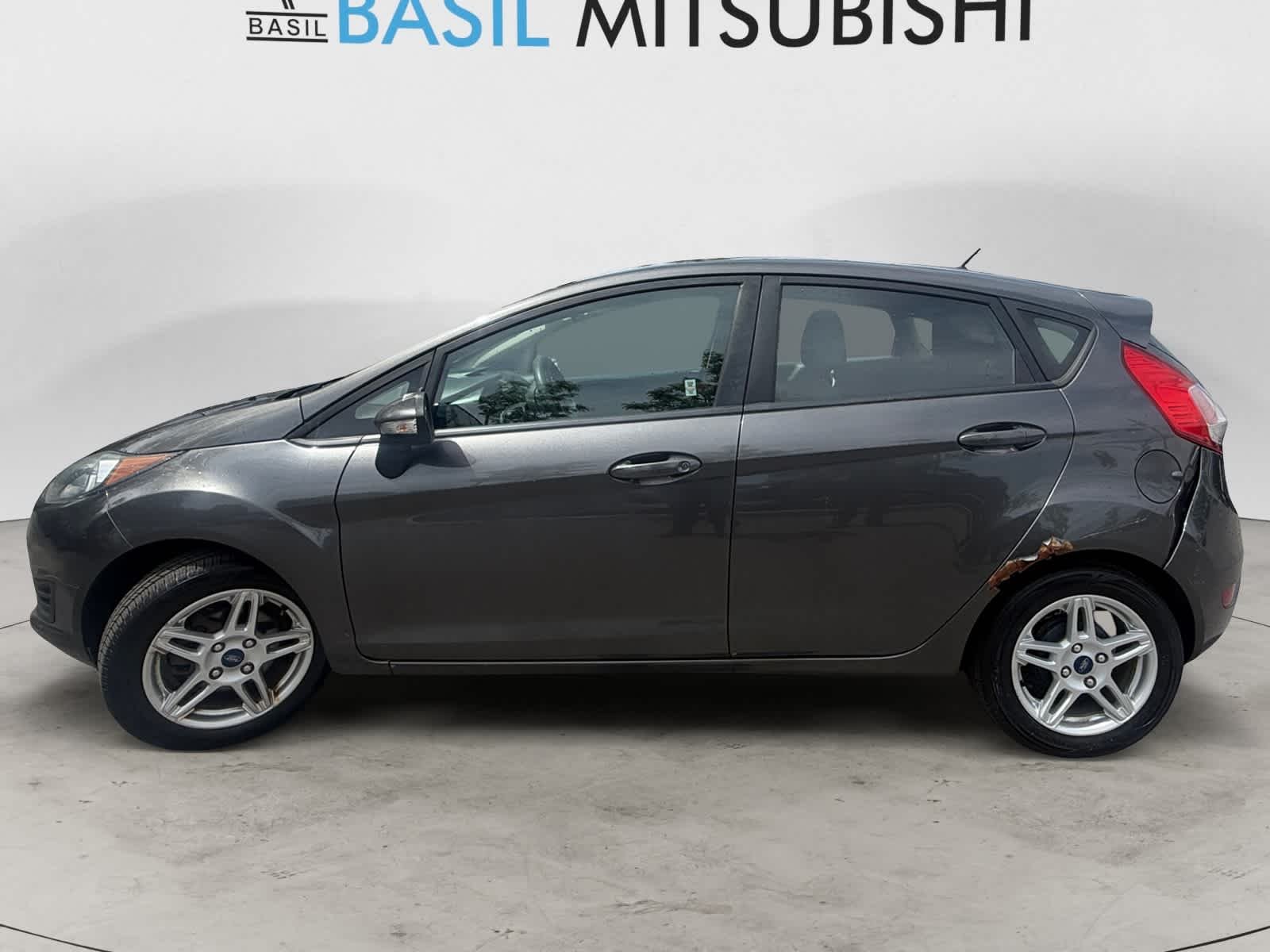 Used 2019 Magnetic Metallic Ford SE image 2