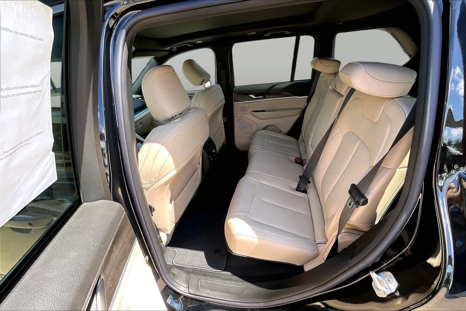 New 2026 Diamond Black Crystal Pearl-Coat Exterior Paint Jeep Limited image 21