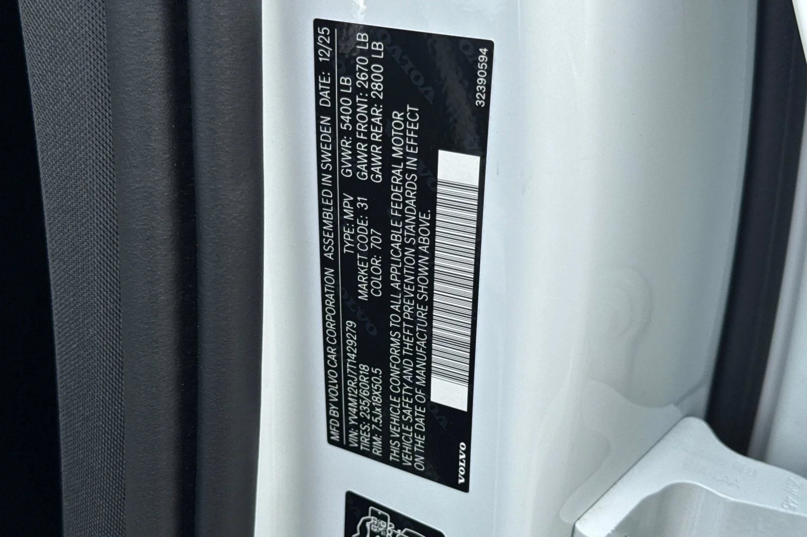 New 2026 Crystal White Volvo B5 Core image 29