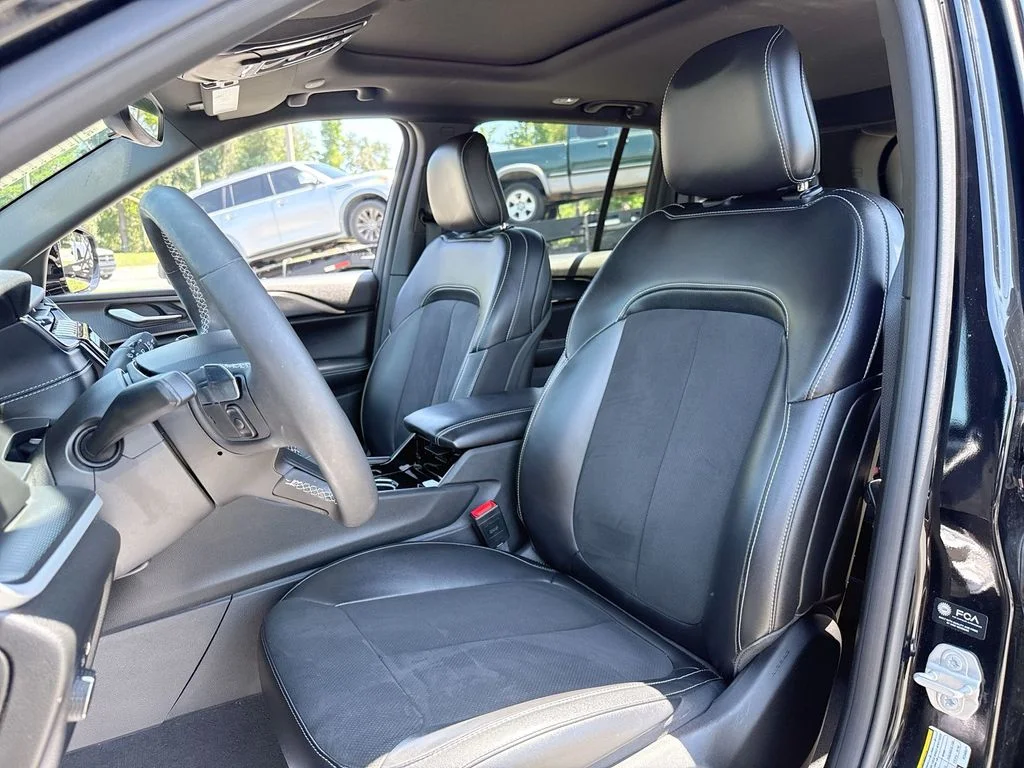 Used 2023 Diamond Black Jeep Altitude X image 13