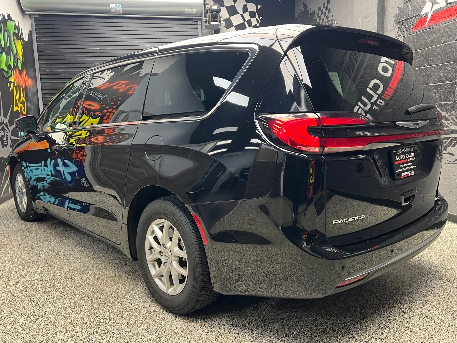 Used 2024 Brilliant Black Crystal Pearl Coat (pxr) Chrysler Touring L image 4
