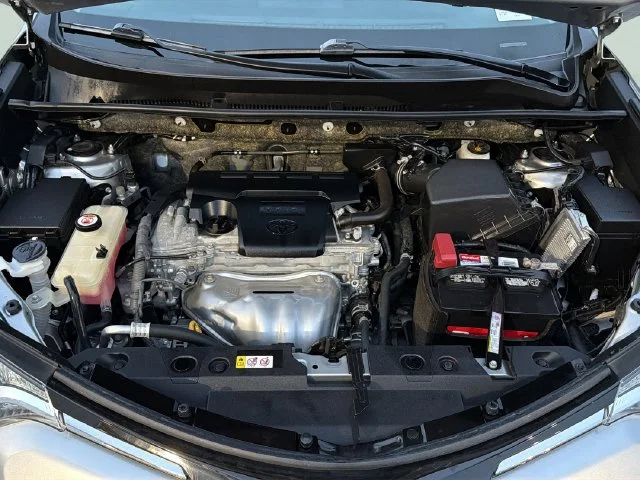 Used 2018 Silver Toyota XLE image 35