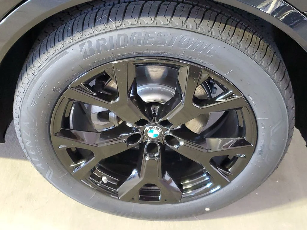 New 2026 Black Sapphire Metallic BMW xDrive40i image 5