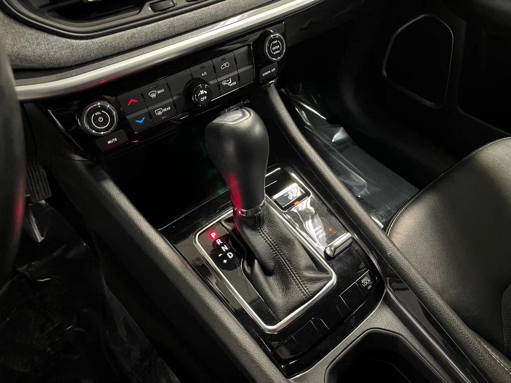 Used 2022 Silver Jeep Latitude Lux image 24