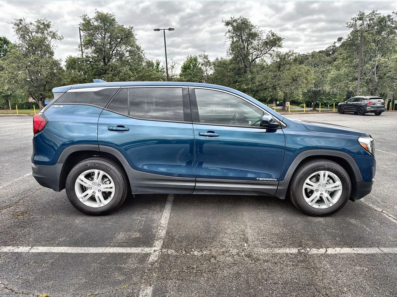 Used 2019 BLUE EMERALD METALLIC GMC SLE image 9