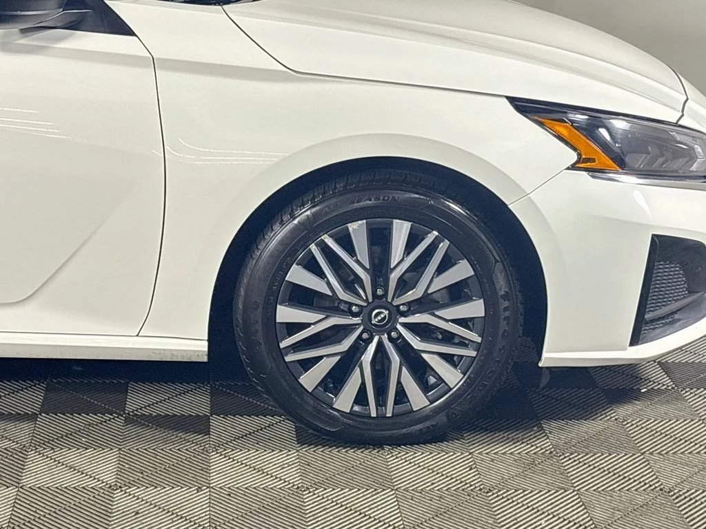 Used 2025 White Nissan 2.5 SV image 22