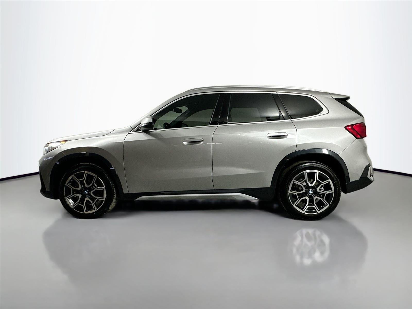 New 2026 Space Silver Metallic BMW xDrive28i image 9