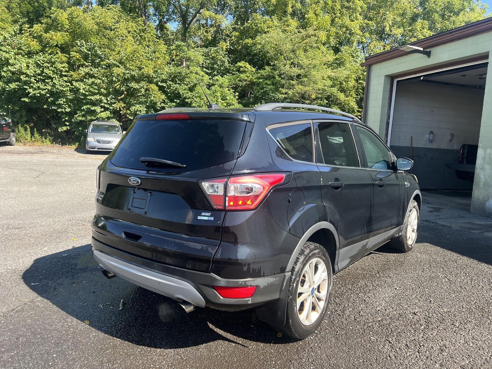 Used 2017 Shadow Black Ford SE image 3
