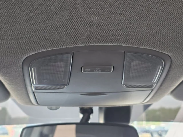 Used 2020 White Hyundai SE image 23
