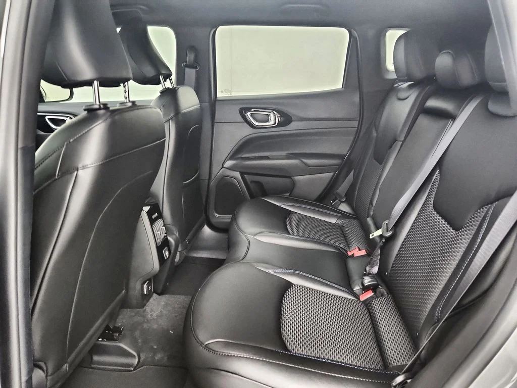 New 2026 Sting-Gray Clearcoat Jeep Latitude image 30