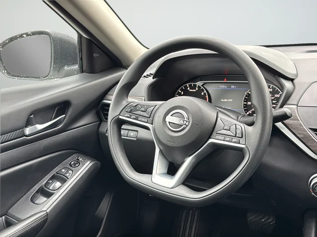 Used 2025 White Nissan 2.5 SV image 38