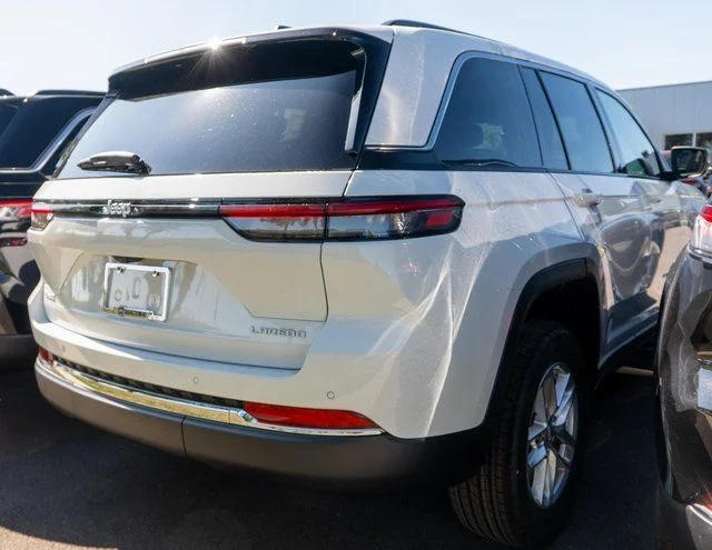New 2026 Bright White Clear-Coat Exterior Paint Jeep Laredo X image 6