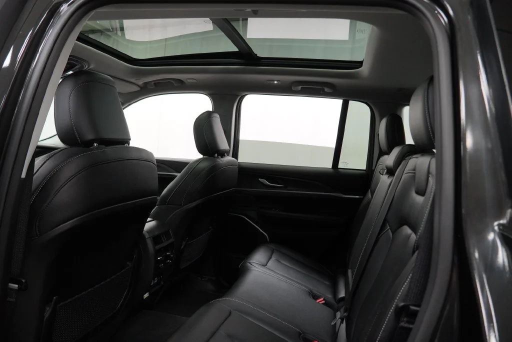 Used 2023  Jeep 4xe image 4