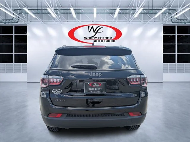 New 2026 Diamond Black Crystal Pearl-Coat Exterior Paint Jeep Latitude image 4