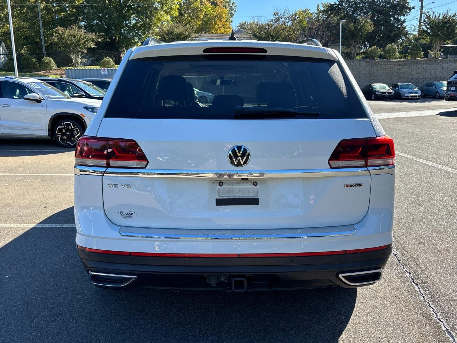 Used 2022 Pure White Volkswagen 3.6L V6 SE w/Technology image 4