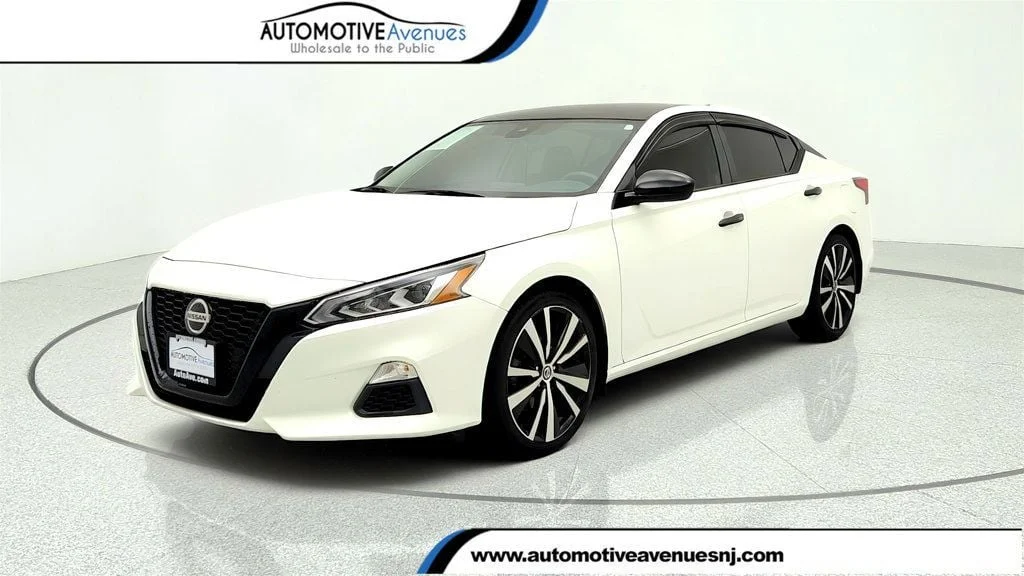 Used 2022 Pearl White Tricoat Nissan 2.5 SR Sedan image 1