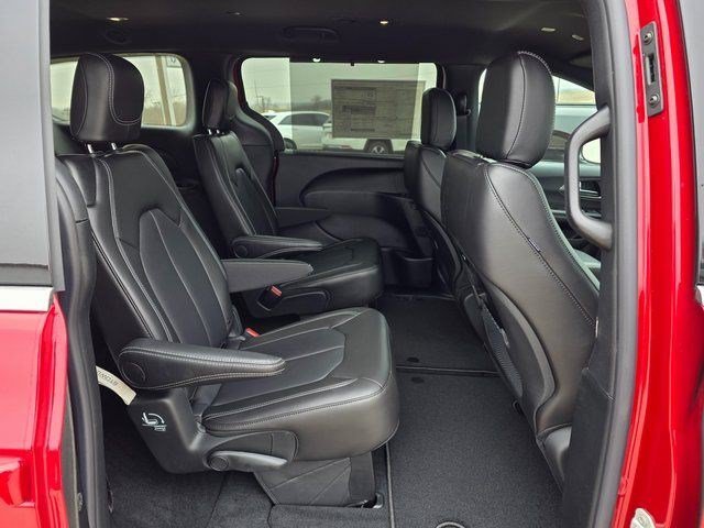 New 2026 Red Hot Pearl-Coat Exterior Paint Chrysler Select image 12