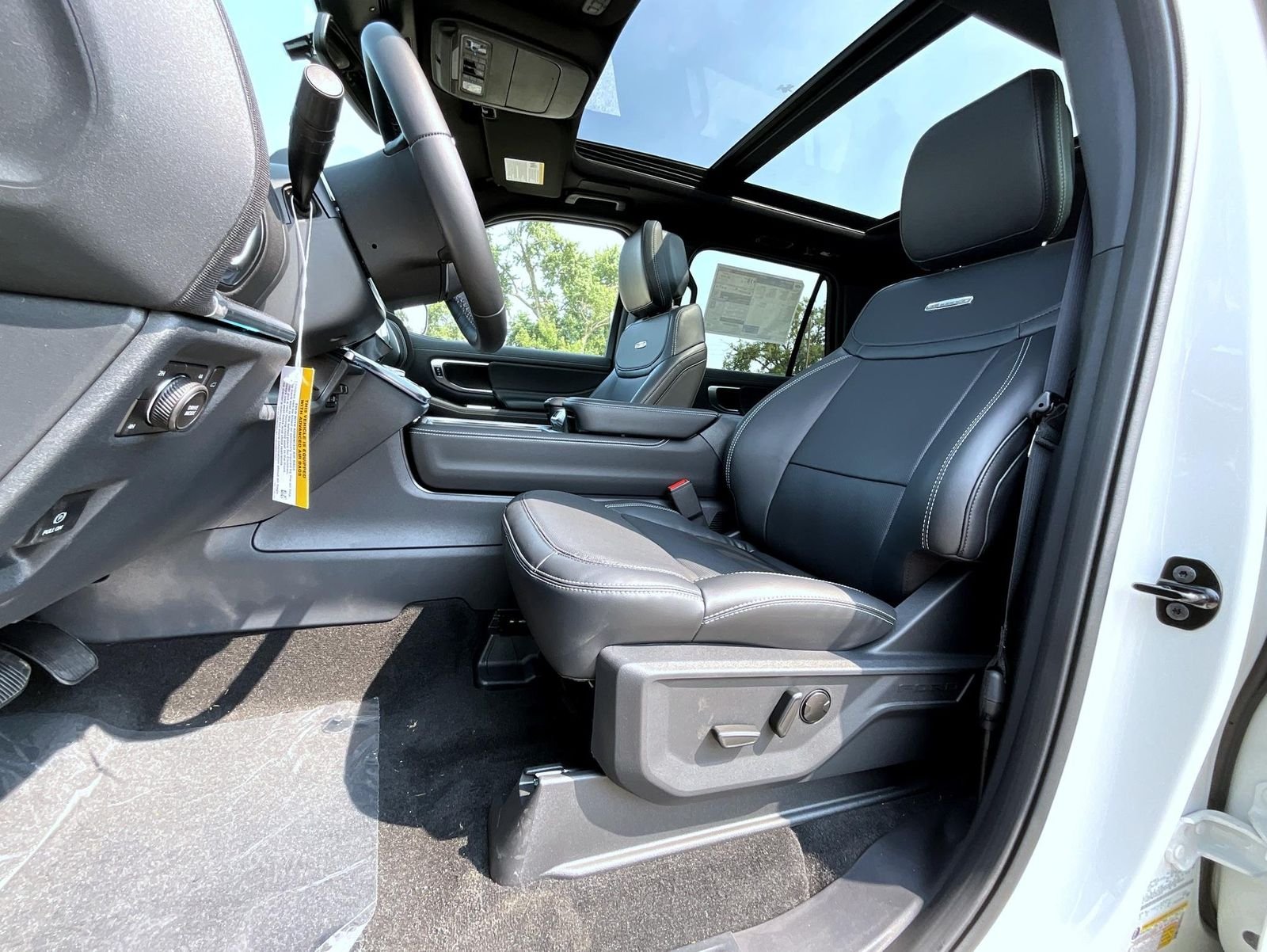 New 2027 Star White Metallic Tri-Coat Ford Platinum image 13