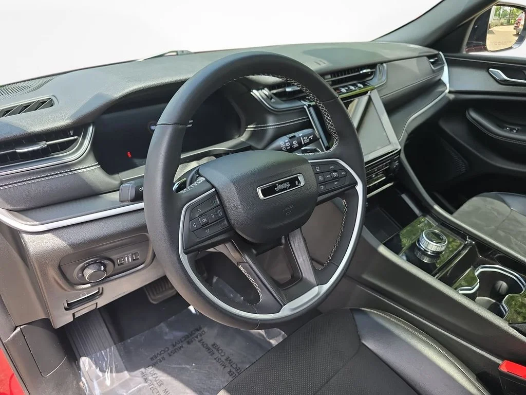Used 2023 Red Jeep Altitude image 17