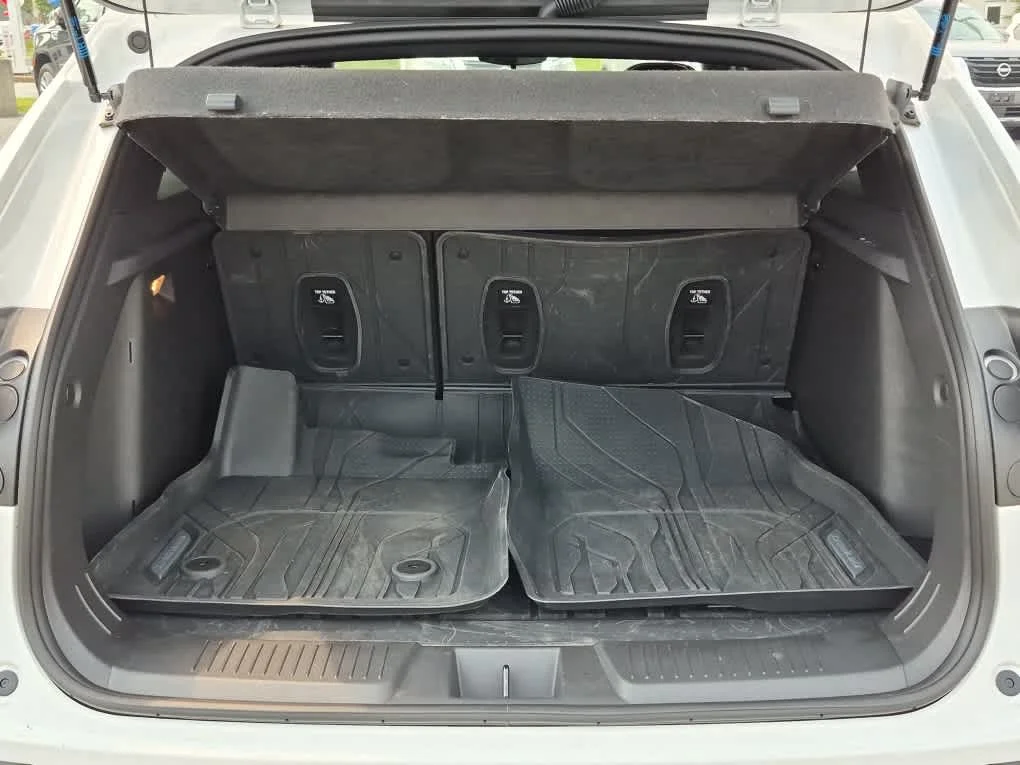 Used 2025 Summit White Chevrolet 2RS image 21