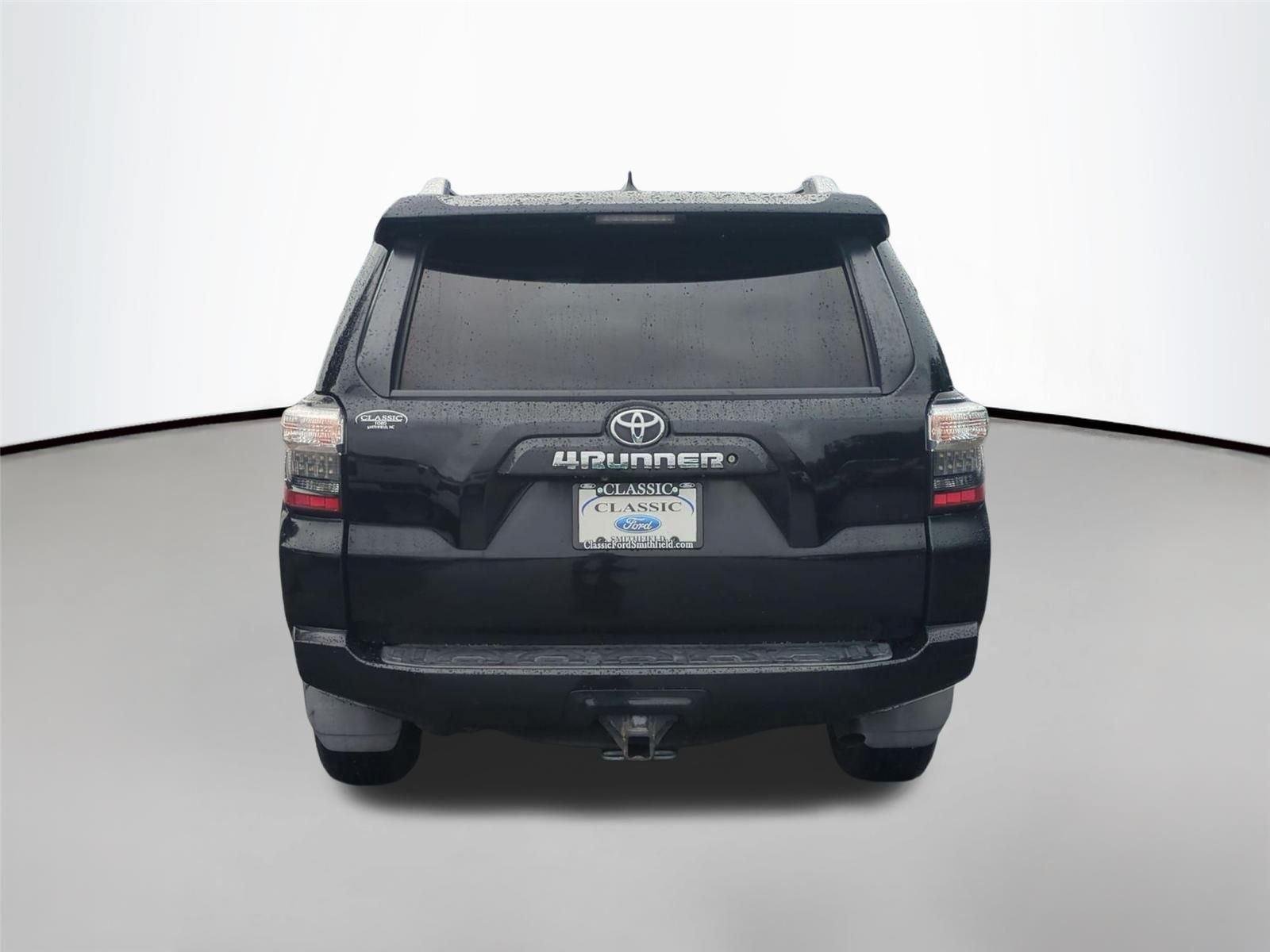 Used 2016 Midnight Black Metallic Toyota SR5 Premium image 4