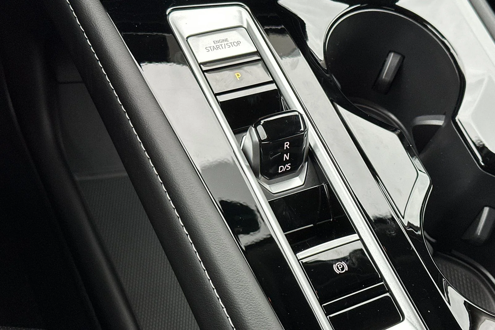New 2026 Black Volkswagen 2.0T SE w/Technology image 21