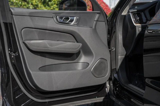 2026 Volvo XC60 Plus - Photo 33