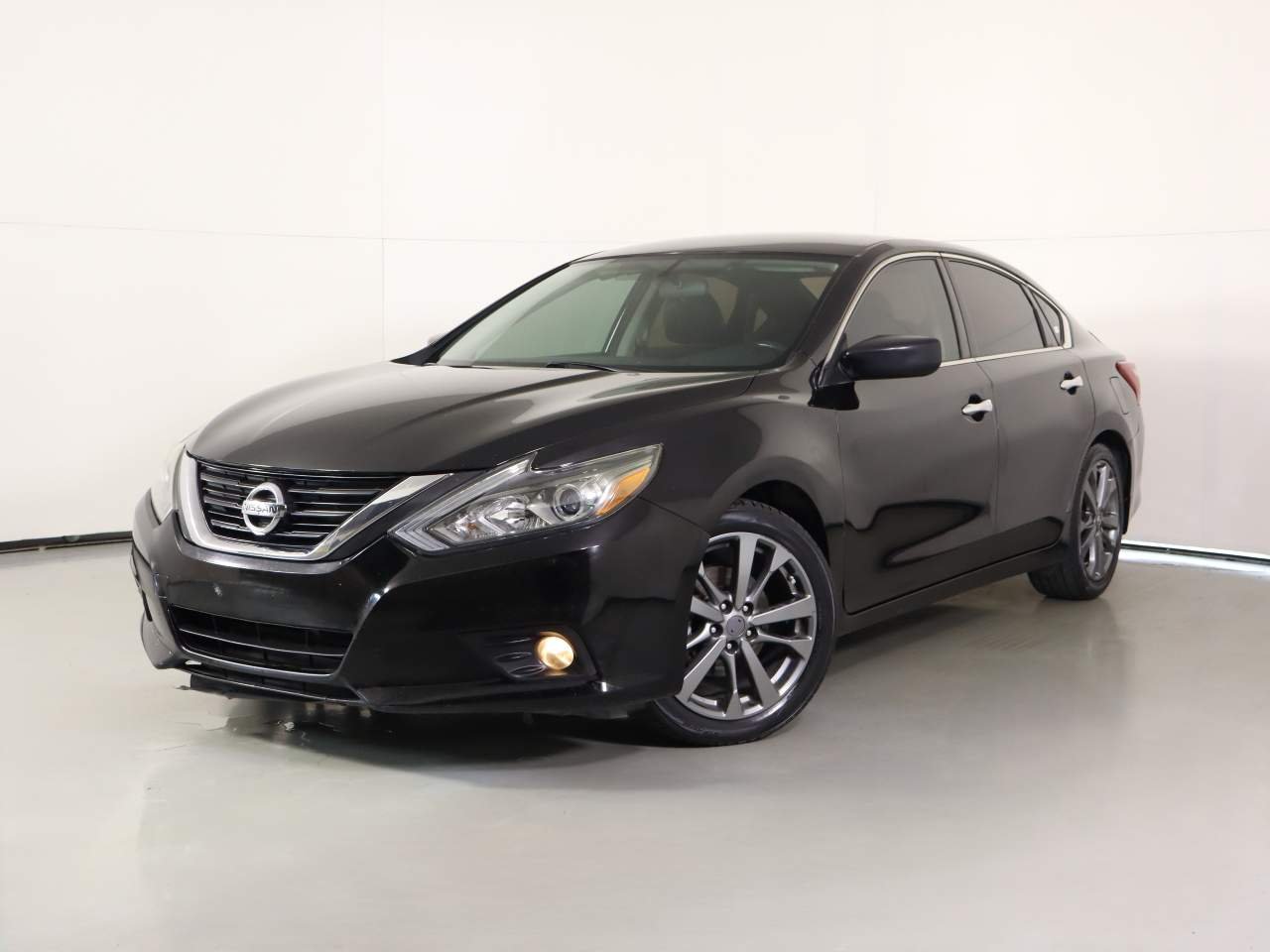 Used 2018 Black Nissan 2.5 SR image 1
