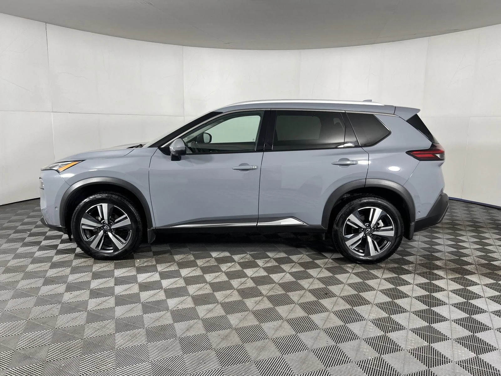 Used 2022 Boulder Gray Pearl Nissan SL image 5