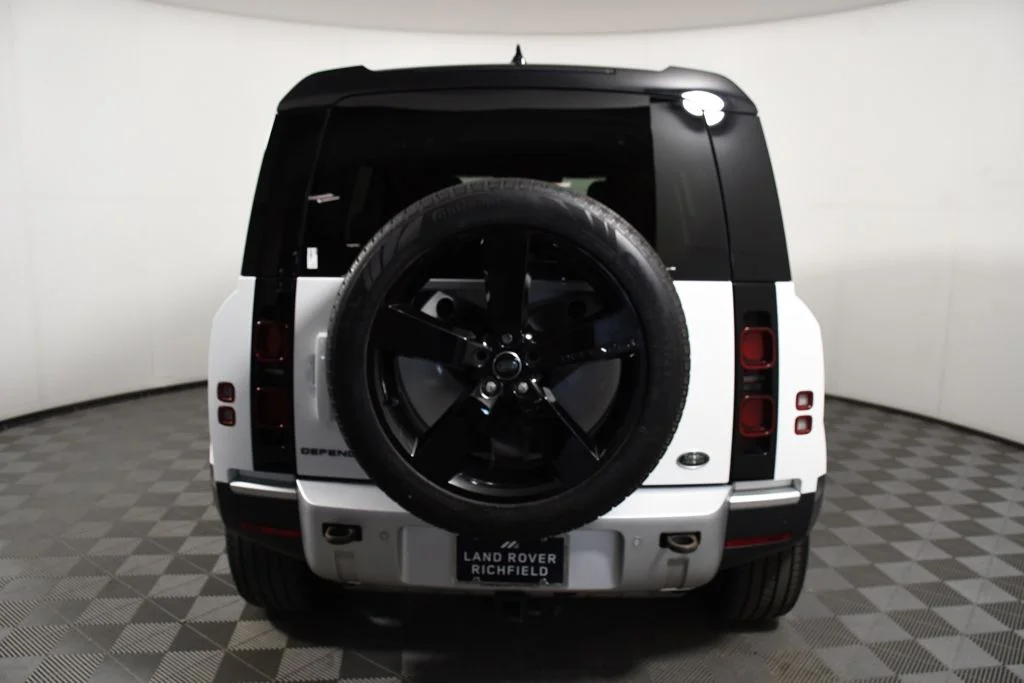 Used 2023 Fuji White Land Rover S image 5