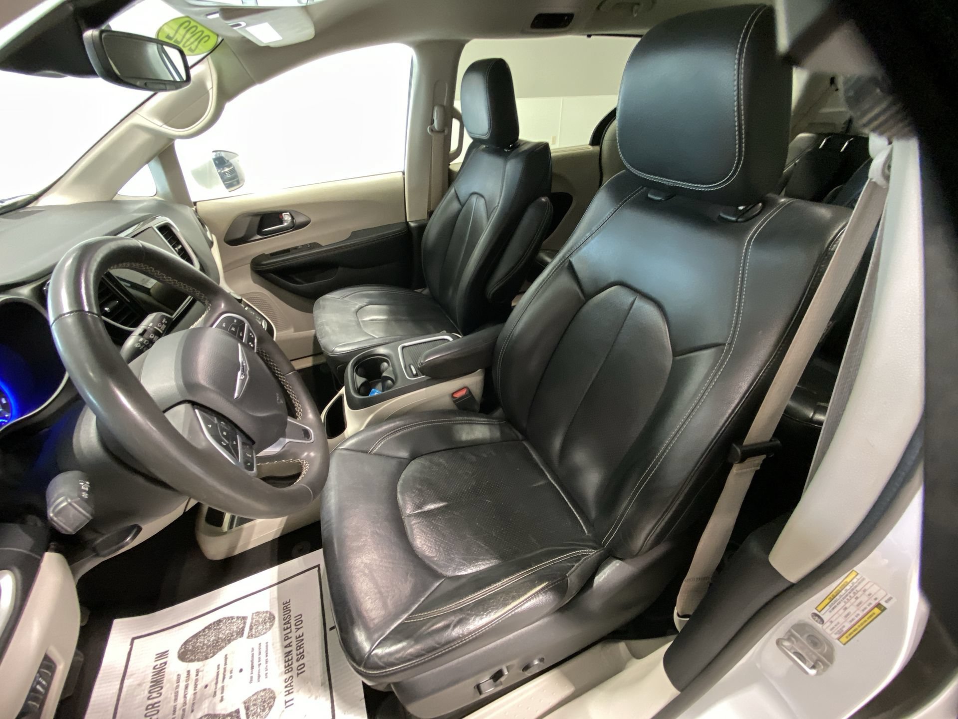 Used 2022 Bright White Clearcoat Chrysler Touring L image 18