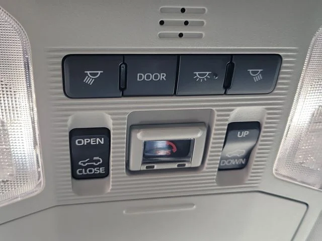 Used 2022 White Toyota XLE image 20