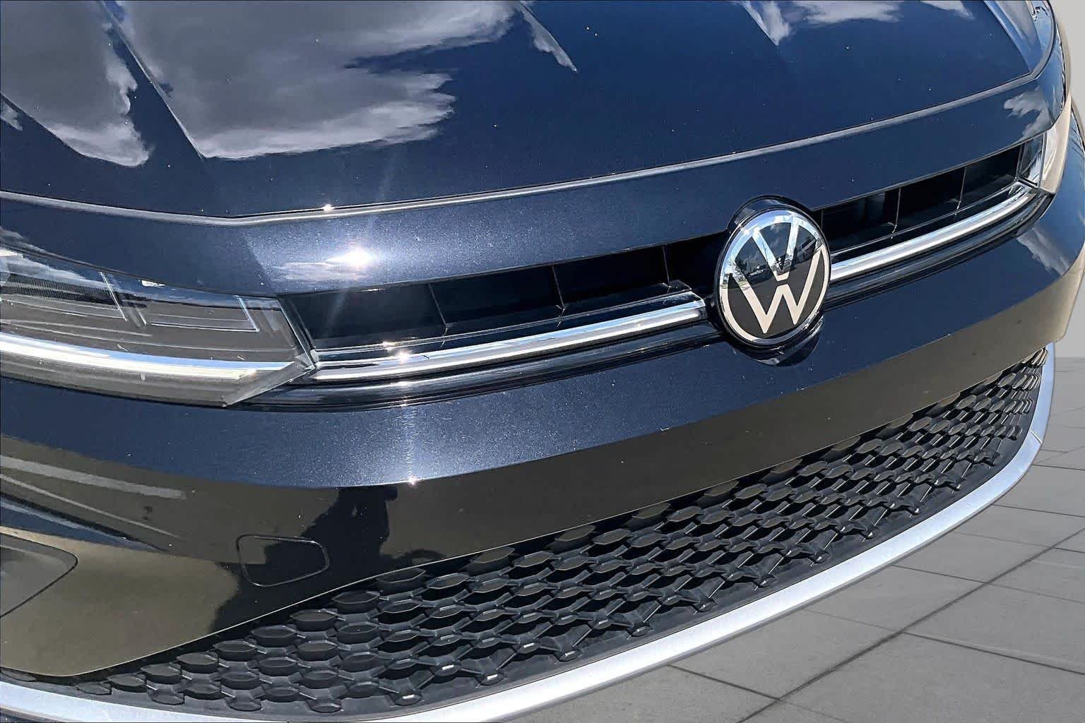 Used 2025 Deep Black Pearl Volkswagen SEL image 28