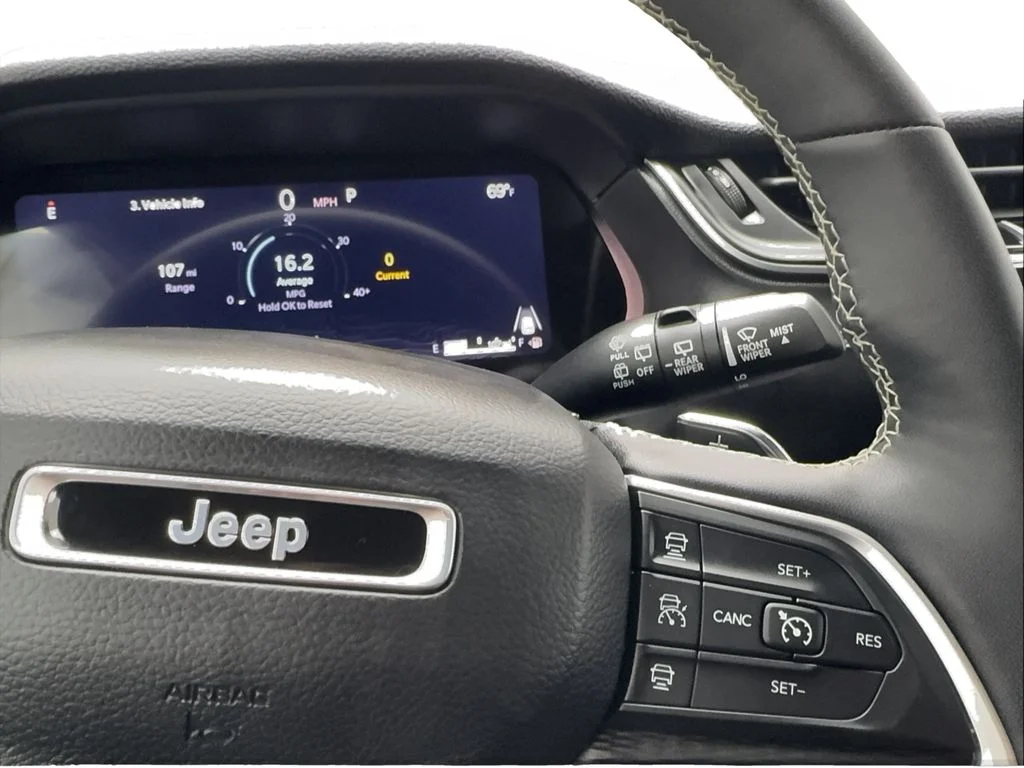 Used 2024 White/off-white Jeep Altitude image 39