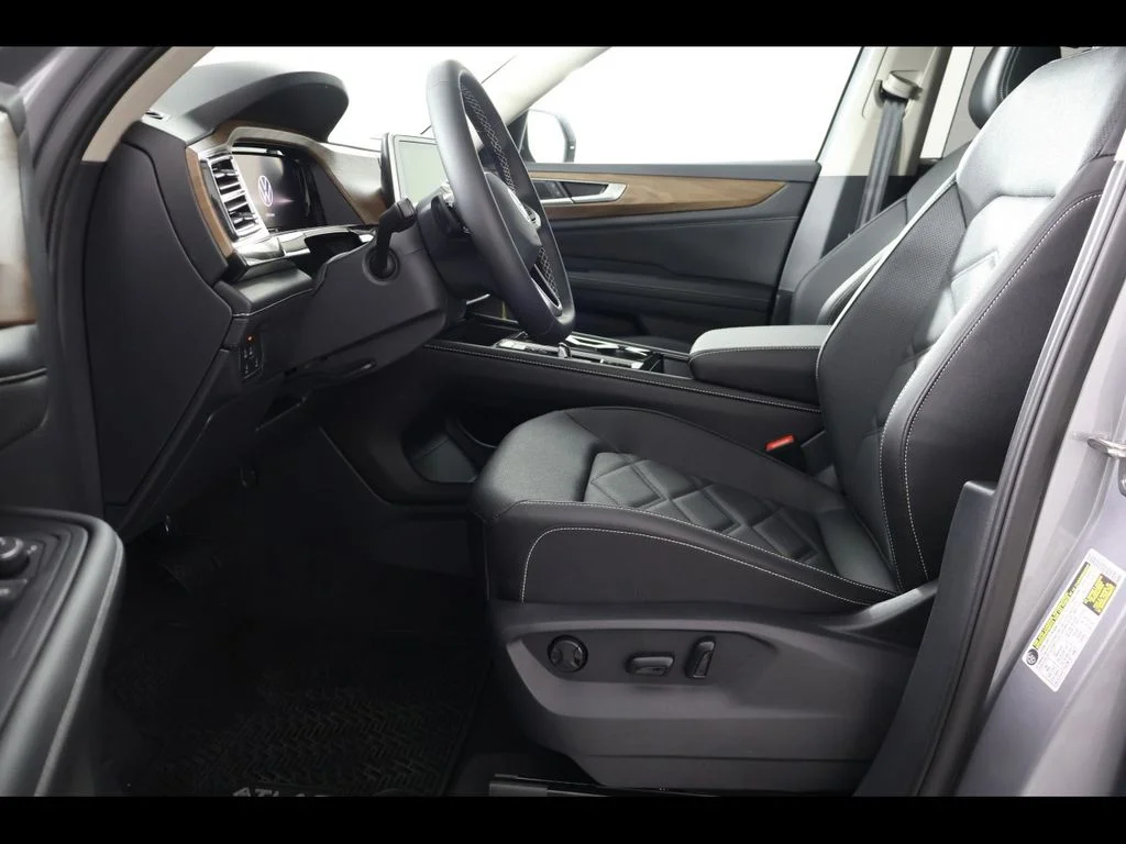 New 2026 Silver Volkswagen 2.0T SE w/Technology image 15
