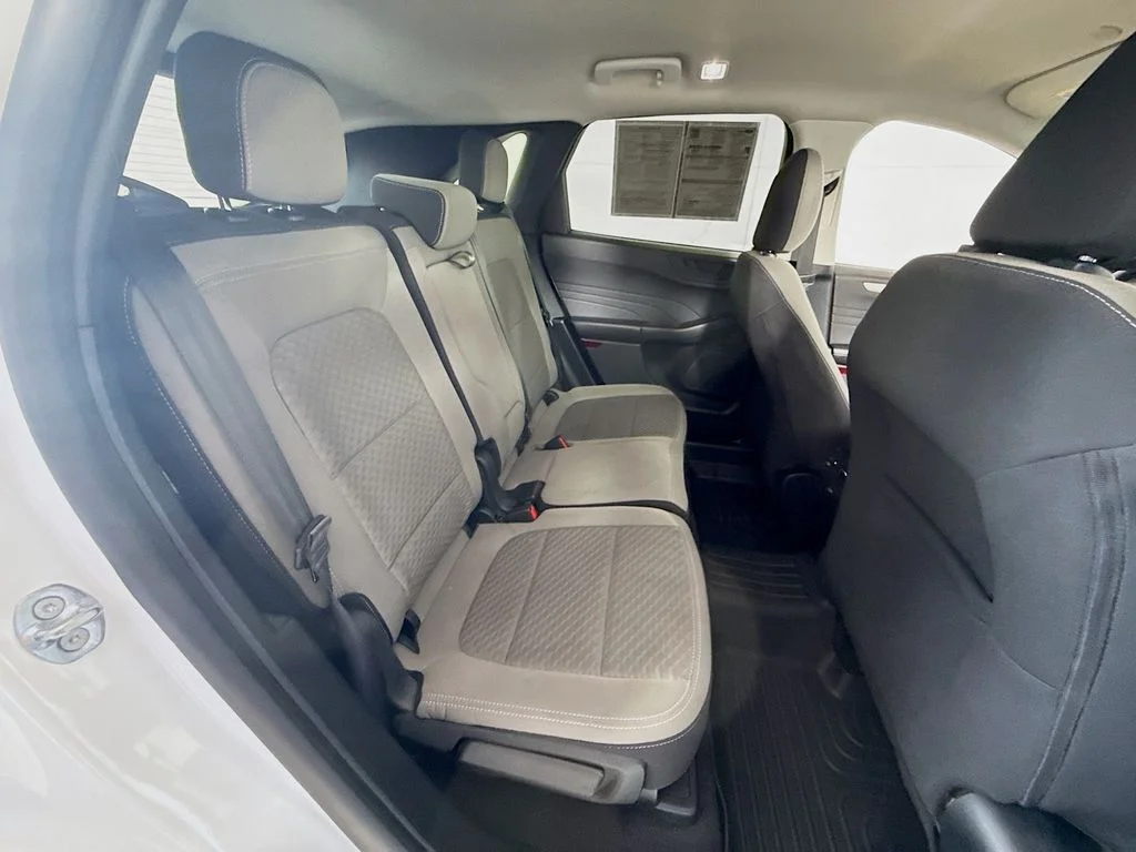 Used 2022 Oxford White Ford SE image 26