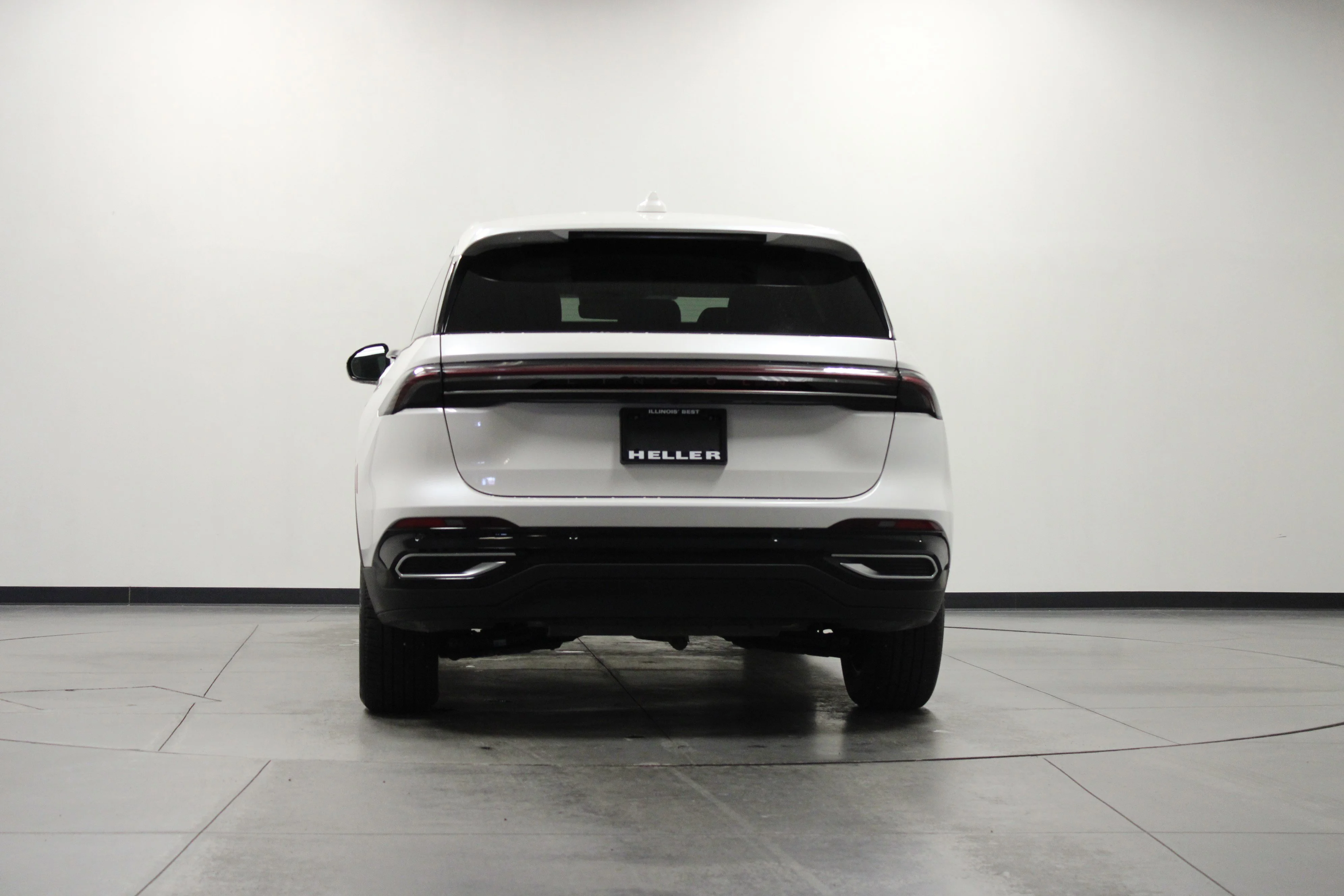 Used 2025 White Platinum Clearcoat Metallic Lincoln Premiere image 5