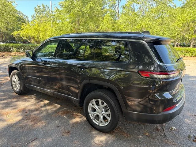Used 2023 Gray Jeep Limited image 3
