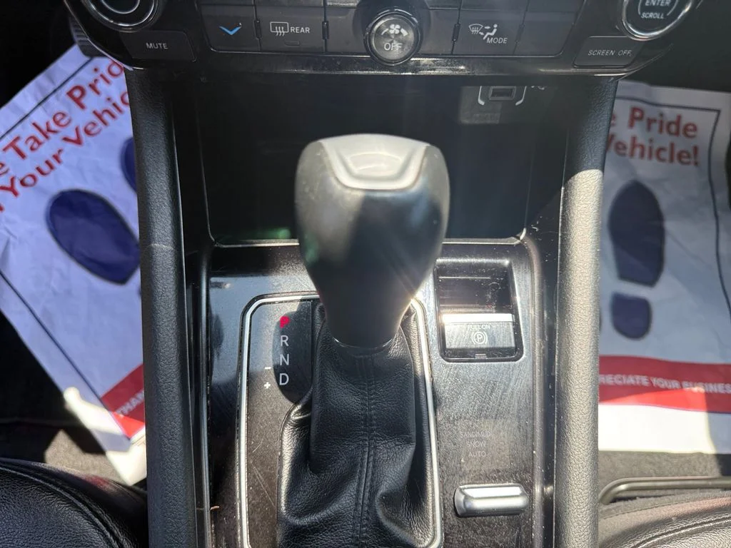 Used 2024 Gray Jeep Latitude image 31