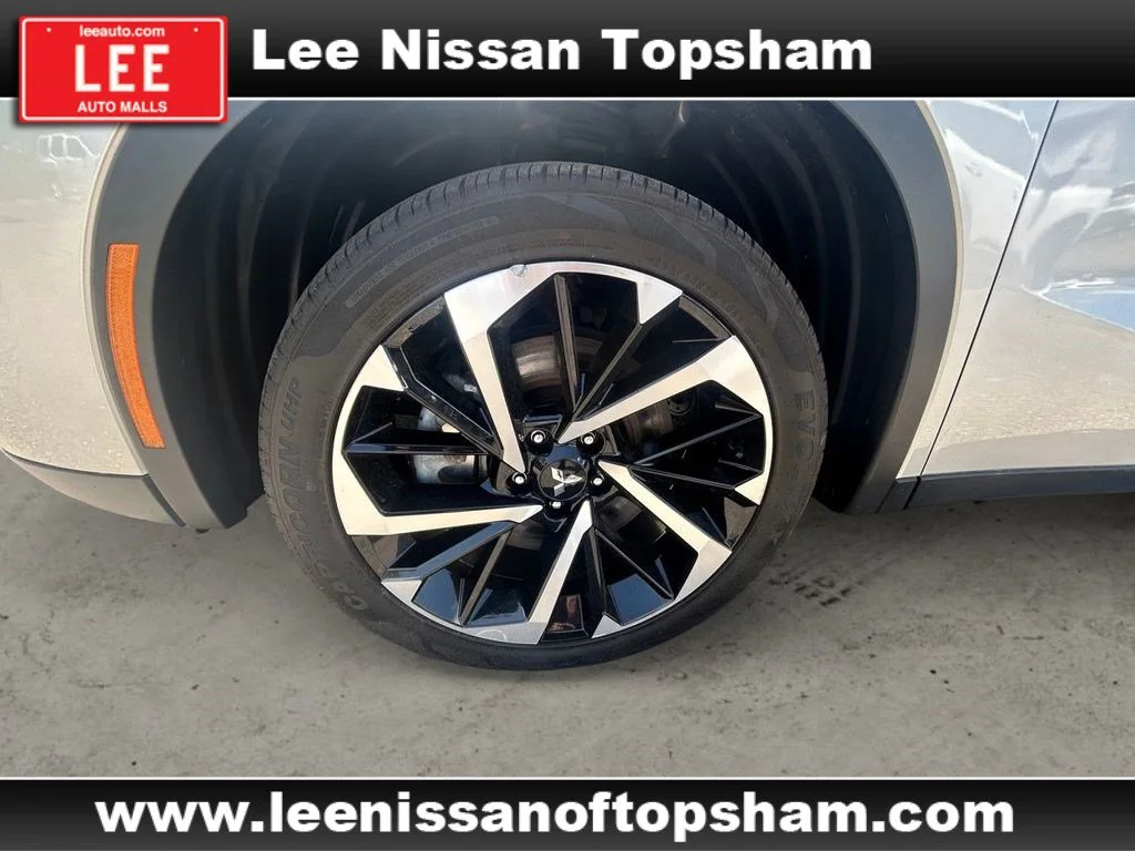 Used 2022 Silver Mitsubishi SE image 15