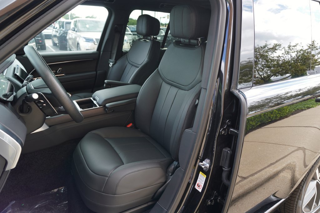 New 2026 Santorini Black Land Rover SE image 12