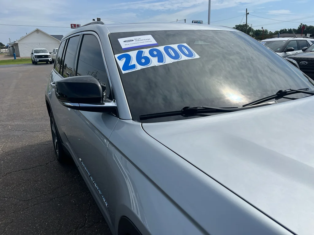 Used 2023 Silver Zynith Jeep 4xe image 12