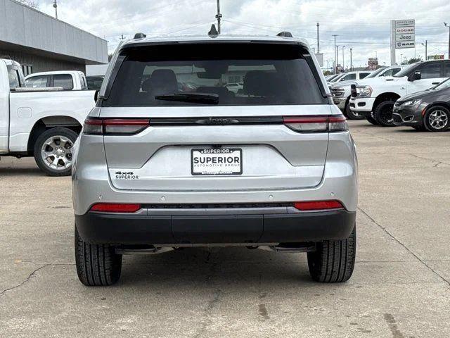 New 2026 Silver Zynith Exterior Paint Jeep Limited image 4