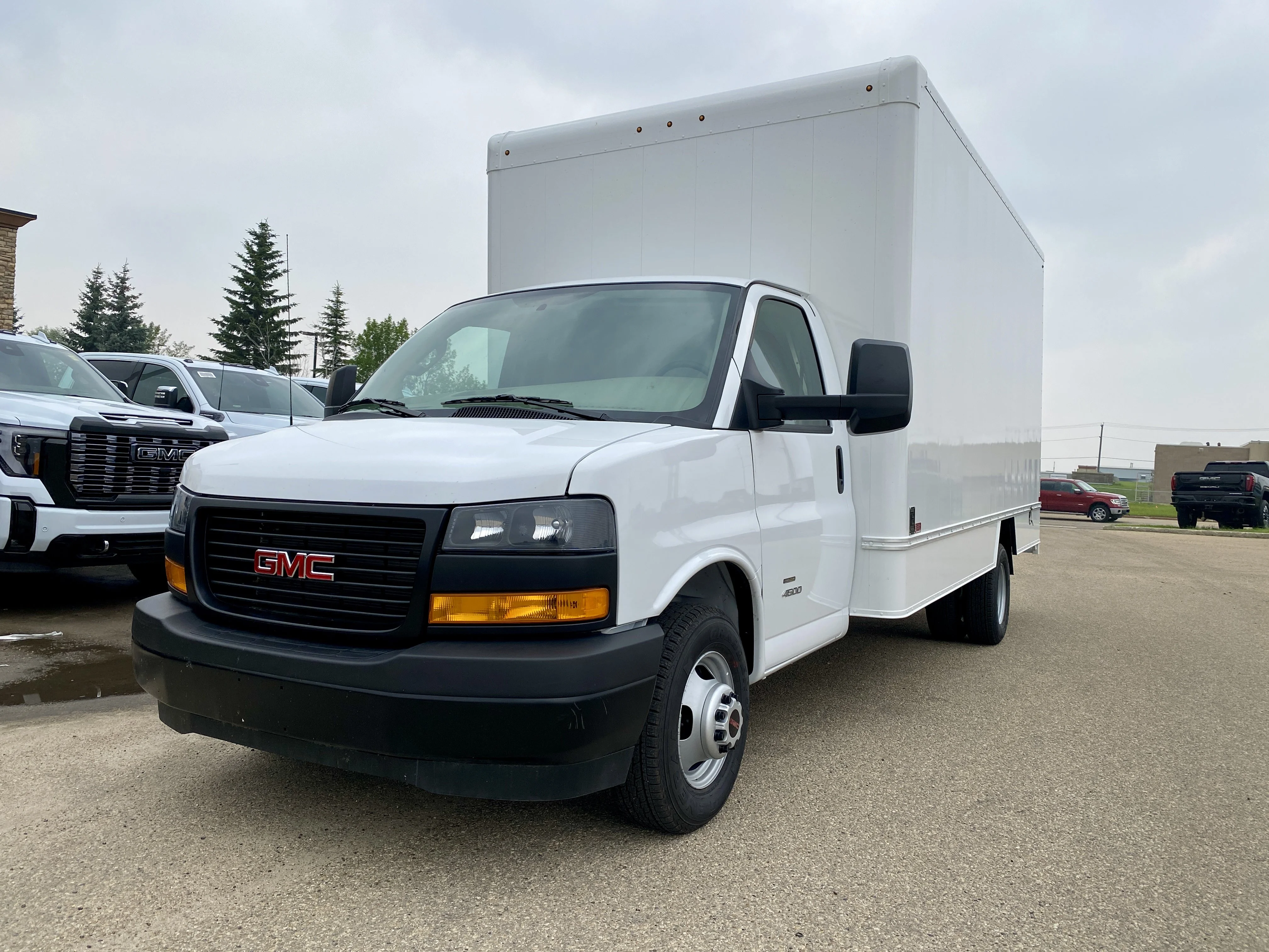 New 2026 Summit White GMC 4500 Van 177 image 2