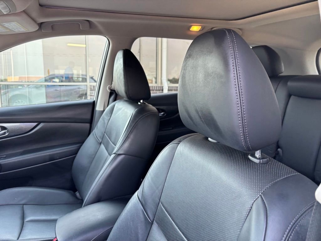 Used 2015 Brilliant Silver Nissan SL image 10